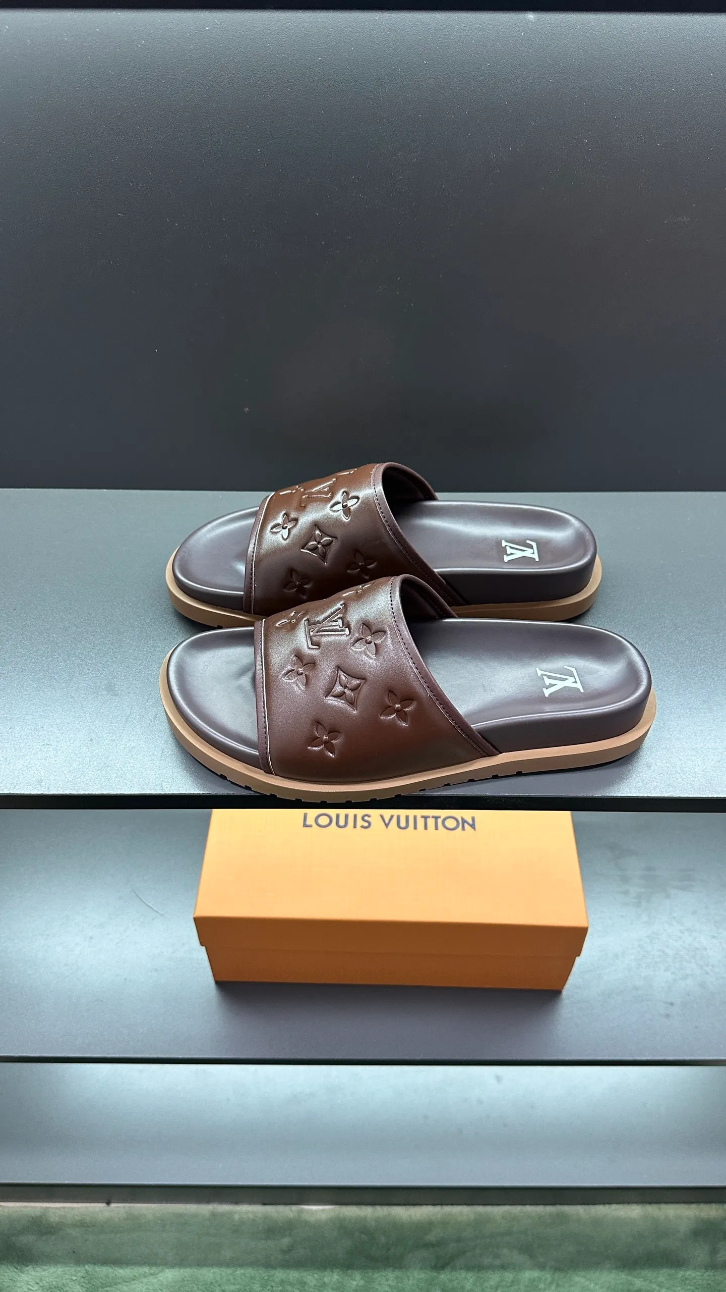 [L Home] P: 300💰Size: 38-45 Top purchasing lv men's summer slippers, classic presbyopia with soft real leather lining, unique color splicing effect, distinctive personality, fashionable and trendy essential style, light and comfortable. Lightweight and tough rubber insole, micro ridged foam outsole, super comfortable!